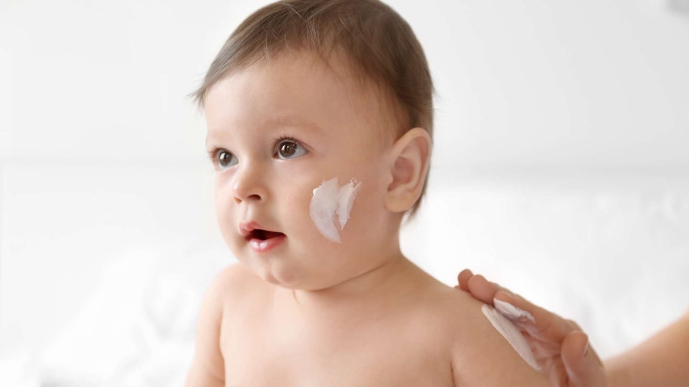 5 Kandungan Penting dalam Skincare Bayi yang Wajib Diperhatikan Orang Tua