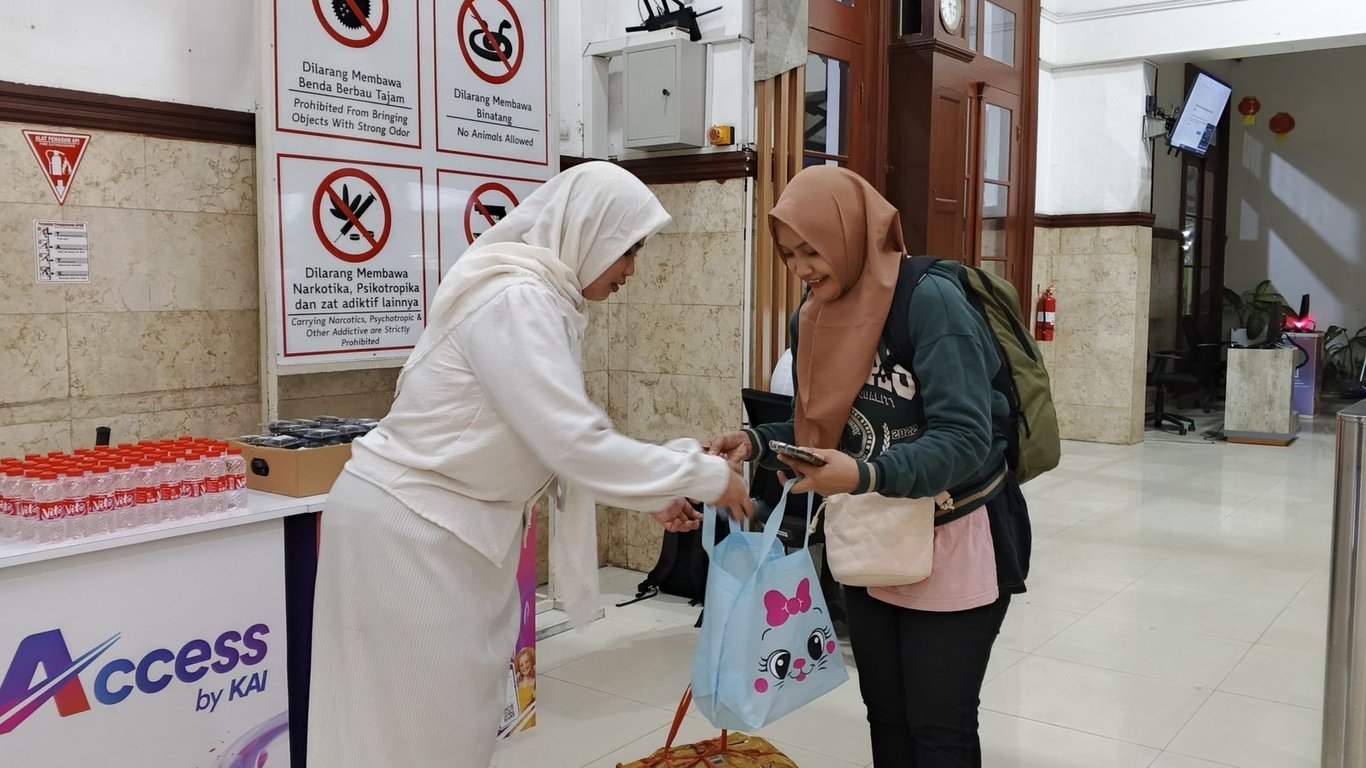 Berbagi Berkah Ramadan, KAI Daop 9 Jember Sediakan Takjil dan Buka Puasa Gratis Bagi Penumpang serta Masyarakat