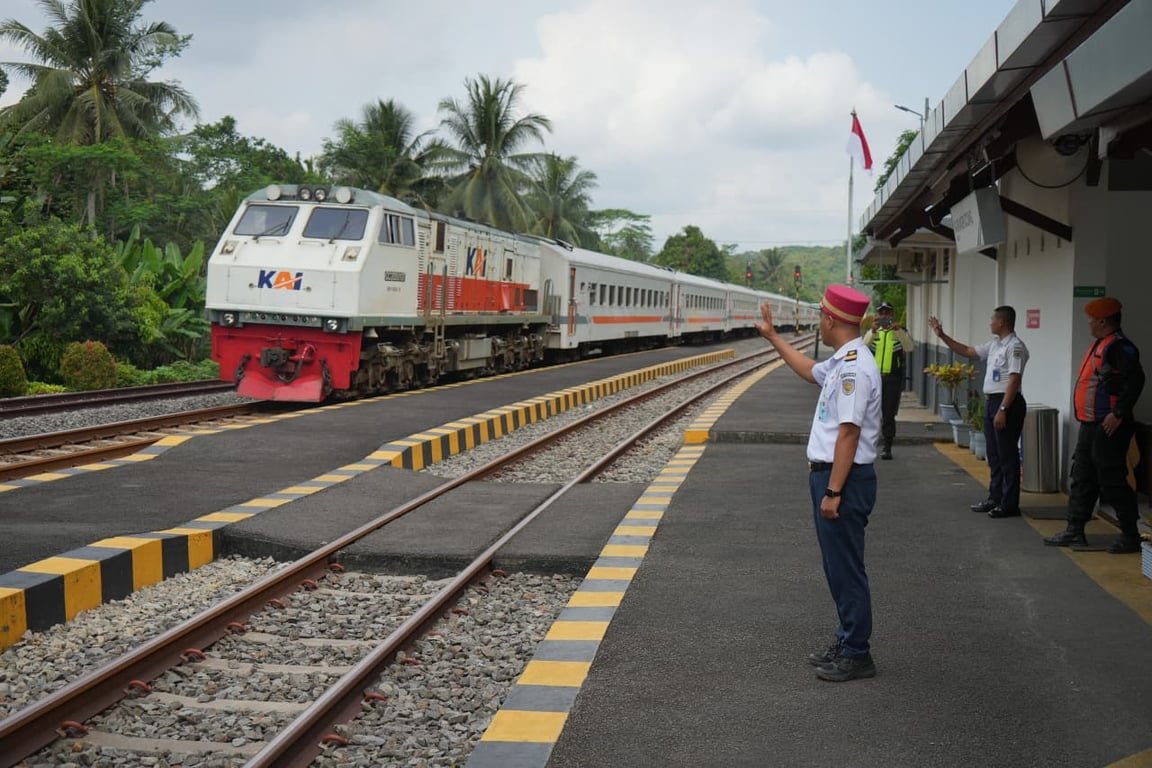 KAI Daop 2 Bandung Catat Kinerja Ketepatan Waktu KA Berangkat Pada Angkutan Lebaran 2026 Mencapai 99,80% Meningkat dari Angkutan Lebaran 2025, berikut 10 KA Favorit Pelanggan