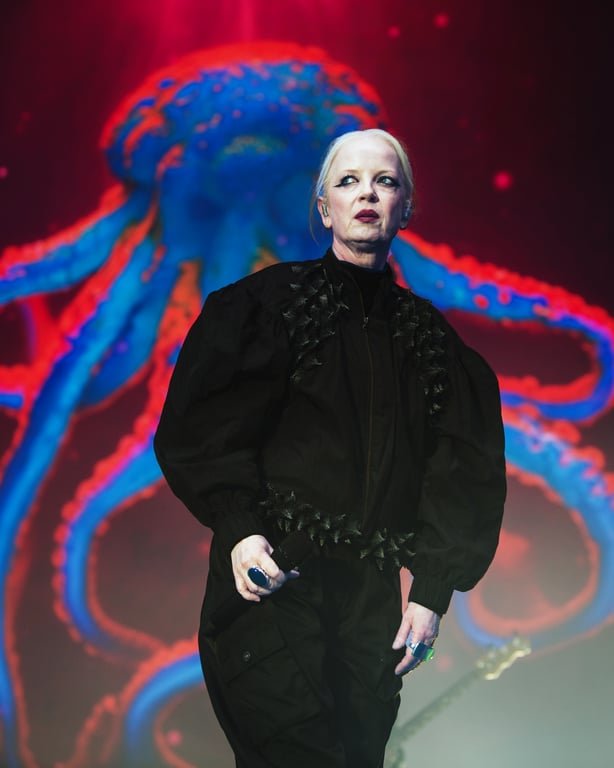 Dari Perkampungan Urban Jakarta Mendunia: Ikon Rock Legendaris Shirley Manson (Garbage) Kenakan Label Fashion Berkesadaran Asal Indonesia, Fuguku, di Atas Panggung