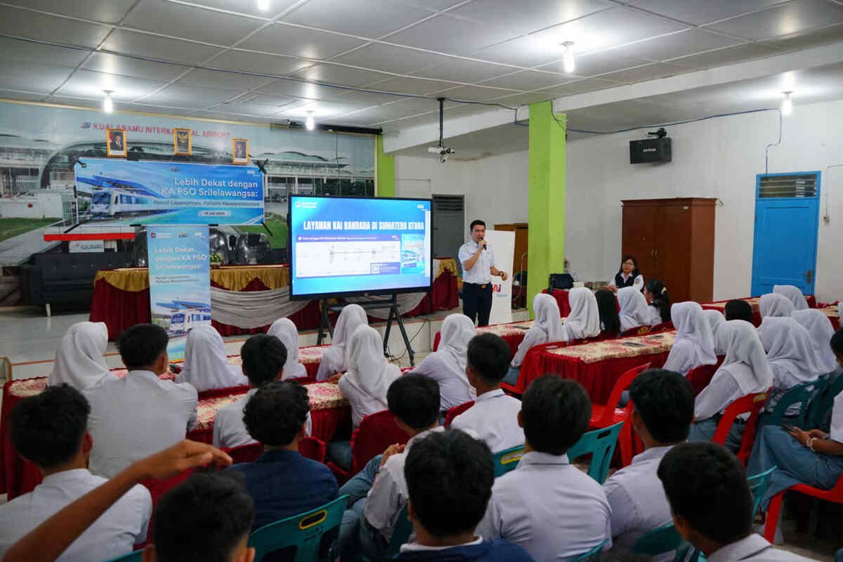 KAI Bandara Edukasi 150 Pelajar SMA Negeri 1 Lubuk Pakam tentang Keselamatan Perkeretaapian Sekaligus Perkenalkan Layanan Baru