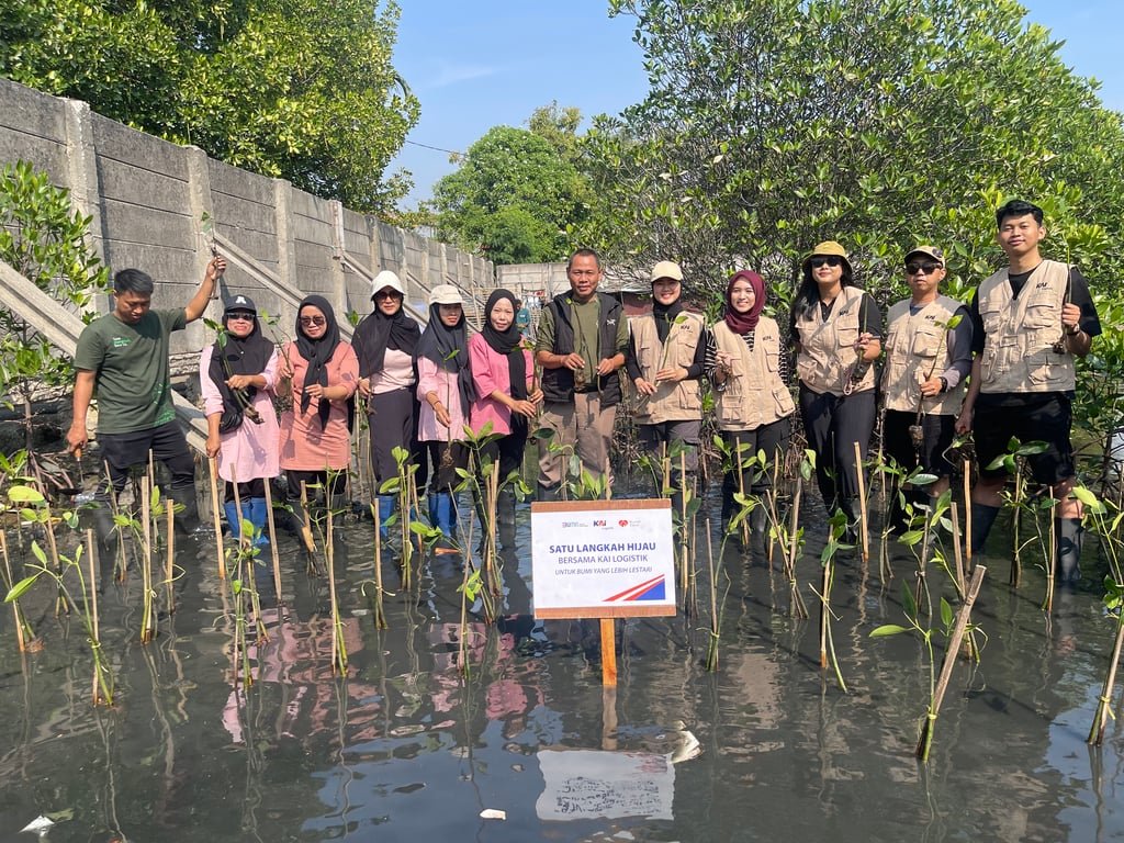 KAI Logistik Lanjutkan Komitmen Keberlanjutan melalui Penanaman 270 Bibit Mangrove
